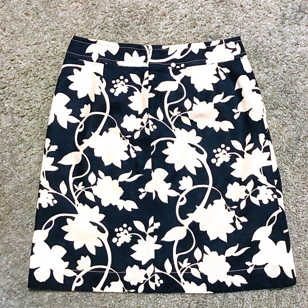 Banana Republic Navy & White Floral Skirt, size 0